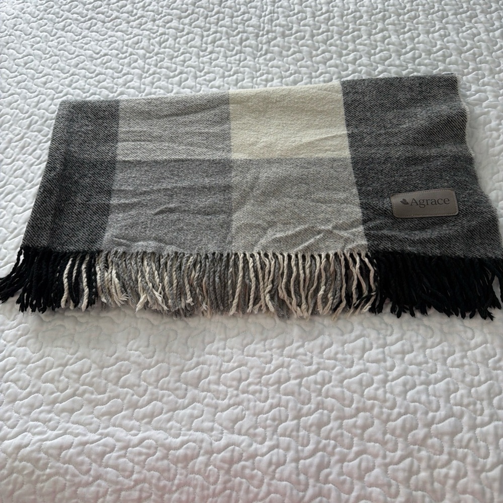 Agrace Australia Wool Blend Throw Lap Blanket Gray Black Plaid Fringe 62x53 Soft